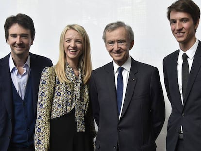 El presidente de LVMH, Bernard Arnault, con sus tres de sus cinco hijos (desde la izquierda) Antoine, Delphine y Alexandre, en París, en 2015.