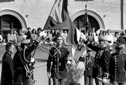 11 de octubre de 1985. Don Felipe de Borbón y Grecia pasa bajo la enseña española tras la jura de bandera en la Academia General Militar de Zaragoza.