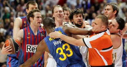 Jugadores de Madrid y Barça se enzarzan en un partido de ACB.