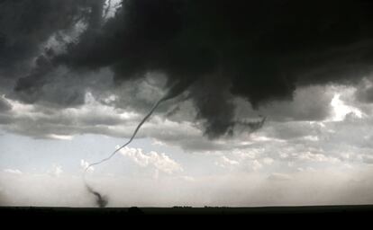 Un tornado a su paso por Akron, Colorado.