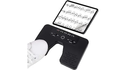 ¿Qué regalar a un amante de la música? Un gadget de control remoto para pasar partituras le encantará.