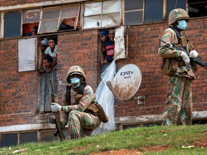 Soldados sudafricanos vigilan que se cumpla el confinamiento obligatorio en la barriada de Alexandra, en el este de Johanesburgo, este sábado.