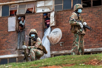 Soldados sudafricanos vigilan que se cumpla el confinamiento obligatorio en la barriada de Alexandra, en el este de Johanesburgo, este sábado.