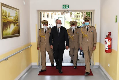 El presidente de Argelia, Abdelmayid Tebún, y el jefe del Estado mayor, Said Chengriha, visitan a Brahim Ghali, este miércoles en Argel.