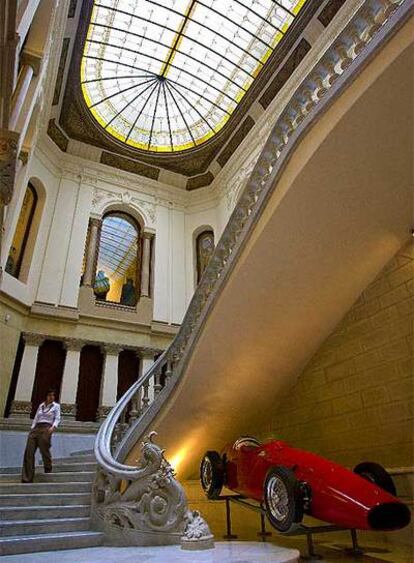 Escalera de la fundación con el Maserati con el que Francisco Godia fue campeón del mundo.