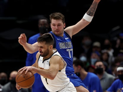 Campazzo ante Doncic durante un partido entre Denver Nuggets y Dallas Mavericks la pasada temporada.