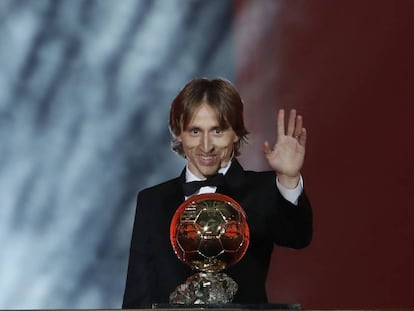 Modric, con el Balón de Oro de 2018.