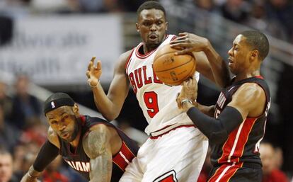 Luol Deng, de los Bulls, entre LeBron y Mario Chalmers.