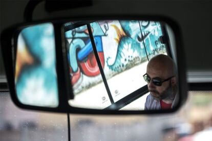 Josep Garganté, regidor de la CUP, conduint l'autobús.