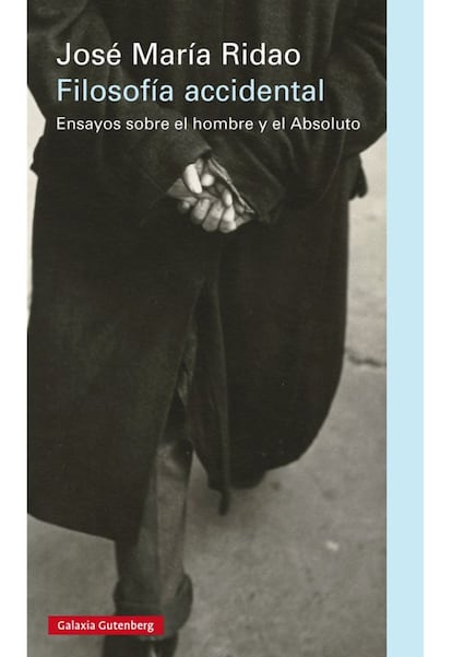 "Cuando José María Ridao empezó a escribir en este periódico con regularidad, en torno a 2001, había comenzado ya a publicar algunos libros, y cuando dejó de escribir en él, hace ahora algo más de dos años, siguió publicándolos con la misma cadencia pacífica pero indócil. Su valiosa obra quizá ha quedado eclipsada o desatendida por el periodismo y el análisis político, y sin embargo encarna una de las trayectorias más beligerantes y jugosas: no ha callado su inquietud ante la fabulación interesada sobre el retorno al pasado, dispuesto a desmentirla sin apaños, como hizo al menos en Contra la historia (de 2000, revisado en 2009), pero ha sido también narrador genuino a partir de su biografía como diplomático en diversos destinos, entre ellos Angola, la Unesco o, como ahora, París, por ejemplo en El pasajero de Montauban. Ha sido sobre todo original intérprete de algunos de los avatares contemporáneos de un humanismo a menudo de estirpe erasmian y heredero del mejor legado de la razón ilustrada, desde La paz sin excusa y Weimar entre nosotros, ambos en 2004, hasta La estrategia del malestar (2014). De ahí que algunos de sus mejores libros no tengan atadura a razón política alguna, como su Elogio de la imperfección (2006) —que era una reflexión sobre las poéticas de la modernidad antes de la modernidad— o incluso los retratos poderosos de Radicales libres (2011) o el que dirimió el diferente papel que Ortega y Azaña escogieron para discutir la estructura del Estado a partir del Estatuto catalán en 1932, Dos visiones de España. Quizá su inequívoca y justificada proximidad a Manuel Azaña explica adicionalmente la tirria justificadísima por el Ortega de España invertebrada, tal como la ha expuesto en varios lugares y en algún artículo en este periódico definitivamente contundente. Para quien haya seguido sus libros, por tanto, este último contiene un giro filosófico que escapa a la ruta histórica y hasta geográfica y viajera que había escogido en los anteriores". PINCHA BAJO ESTAS LÍNEAS para leer la reseña completa de JORDI GRACIA