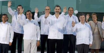 El Rey Felipe VI acompa&ntilde;ado por los presidentes de Per&uacute;, Ecuador, Colombia, Costa Rica, Chile, Andorra y Espa&ntilde;a. 