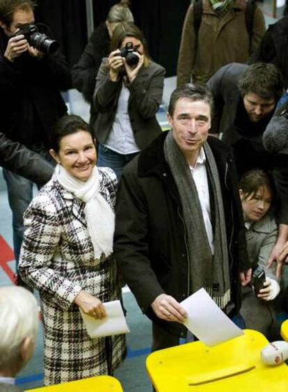 Anders Fogh Rasmussen vota ayer junto a su esposa.