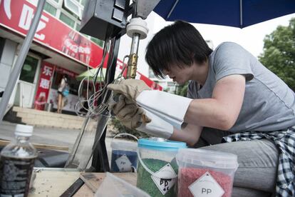 Julian Yan, socio de Guallar, trabaja con plástico reciclado.