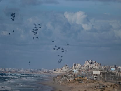 Aviones estadounidenses lanzan paquetes de ayuda humanitaria sobre el norte de Gaza.