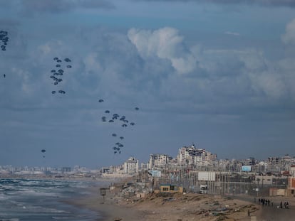 Humanitarian aid is air-dropped by US aircraft over the northern Gaza Strip, March 7, 2024.
