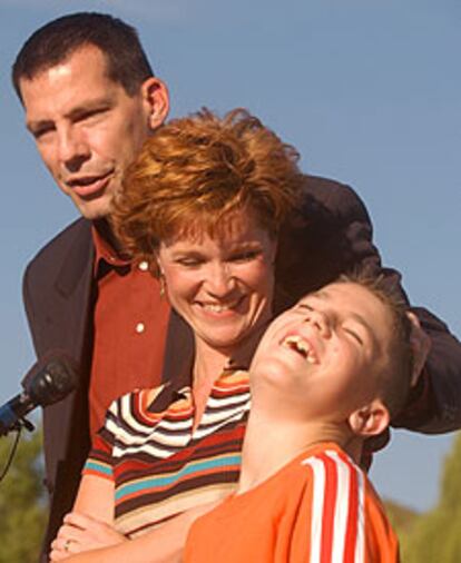 Daren y Barbara Jensen con su hijo Parker, el pasado domingo.