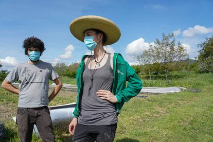 Simón y Natalia en su huerta ecológica de Torremocha del Jarama