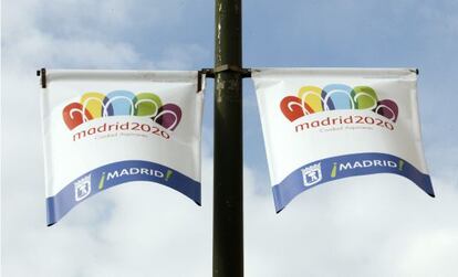Carteles con el logotipo de la candidatura de Madrid a albergar los Juegos de 2020.