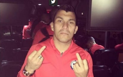 Gary Medel repudió con un gesto ofensivo las críticas a la selección de Chile en la Copa América Centenario.