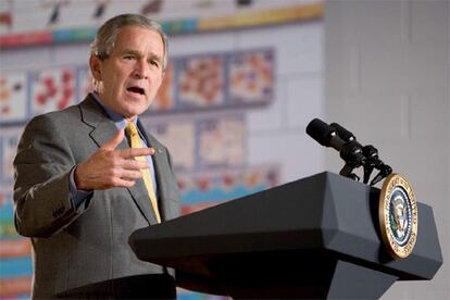 El presidente estadounidense George W. Bush durante un acto en la escuela Falkener en Greensboro, en Carolina del Norte.