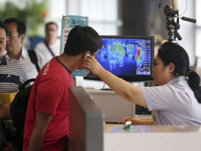 Control en un aeropuerto de Corea para detectar el &eacute;bola.