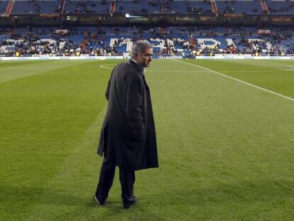 Mourinho, cuando saltó al césped del Bernabéu 40 minutos antes del encuentro