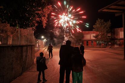 Personas echan fuegos artificiales en Ginebra (Suiza), este primero de enero.