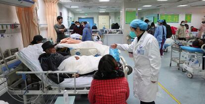 Un sanitario atiende el pasado miércoles a un paciente en el servicio de urgencias del Hospital Popular del Distrito de Ganyu, en Lianyungang, provincia de Jiangsu, China.