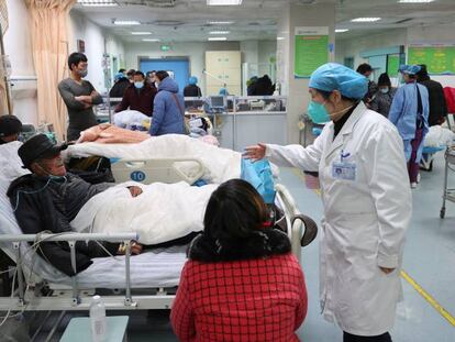 Un sanitario atiende el pasado miércoles a un paciente en el servicio de urgencias del Hospital Popular del Distrito de Ganyu, en Lianyungang, provincia de Jiangsu, China.