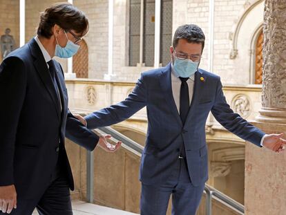 El presidente de la Generalitat, Pere Aragonès (i), junto al jefe de la oposición en Cataluña, Salvador Illa (d), el pasado miércoles en Barcelona.