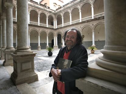 Josep Piera, ayer, con su obra en el claustro renacentista del colegio del Patriarca.
