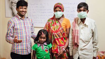 Sahil Hussain, a la izquierda, puso en marcha una organización llamada Vihaan en Nueva Delhi que apoya a pacientes de VIH y tuberculosis.