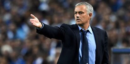 Mourinho da indicaciones durante el partido contra el Oporto.