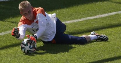 Cillessen detiene el balón durante un entrenamiento.