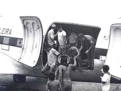 Imagem de arquivo cedida por Rubens Valente mostra a transferência, em avião da Força Aérea Brasileira, de indígenas Panará.