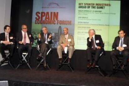 (De izquierda a derecha) El director de Relaciones Institucionales y Reputación Corporativa de Repsol, Arturo Gonzalo; el vice presidente ejecutivo de Dragados USA, Christopher Ward y el consejero delegado de Exceltur, José Luis Zoreda, el moderador Mauro F. Guillén, el alto comisionado para la "Marca España", Carlos Espinosa de los Monteros y Juan González de la compañía Indra durante su participación en el Foro de Economía Española, organizado por la Cámara de Comercio de España-EE.UU. en la sede del mercado de valores Nasdaq en Nueva York (EEUU).