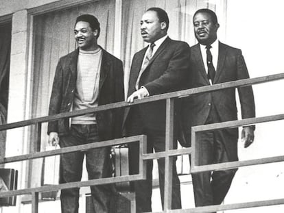 Ralph Abernathy, Martin Luther King, Jesse Jackson e Hosea Williams (da direita para a esquerda) no terraço do hotel Lorraine, em Memphis, na véspera do assassinato