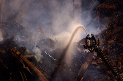 Los bomberos rocían con agua una parte de las ruinas de las Torres Gemelas el 2 de octubre del 2001.