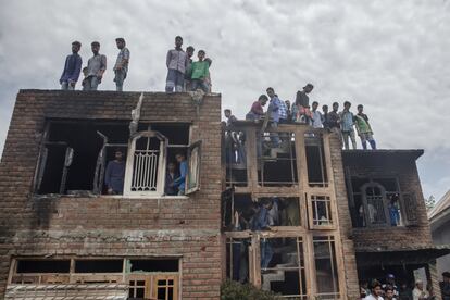 Los aldeanos de Cachemira inspeccionan una casa dañada durante un tiroteo entre soldados indios y presuntos militantes en la aldea de Kundalan, a unos 60 kilómetros al sur de Srinagar (India), controlada por los indios de Cachemira.