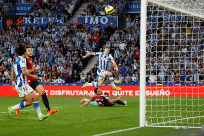 Sorloth marca este sábado el segundo gol de la Real Sociedad ante Osasuna.
