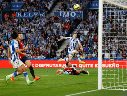 Sorloth marca este sábado el segundo gol de la Real Sociedad ante Osasuna.