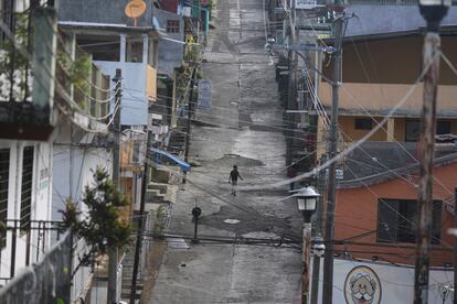 Un residente camina por el centro vacío de Tila, Chiapas, tras el desplazamiento de miles de sus habitantes debido a la violencia, el 18 de junio de 2024.
