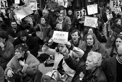 Un grupo de personas se manifiestan en Madrid para pedir explicaciones sobre los autores
del los atentados del 11M, el día antes de las elecciones generales.