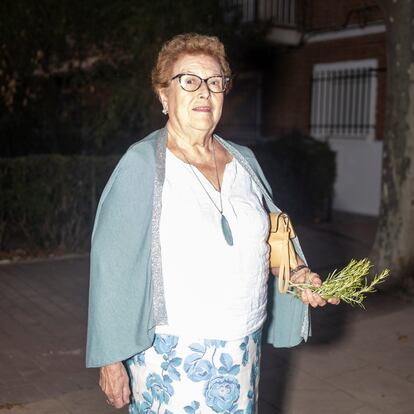 Loli, con su ramo de romero.