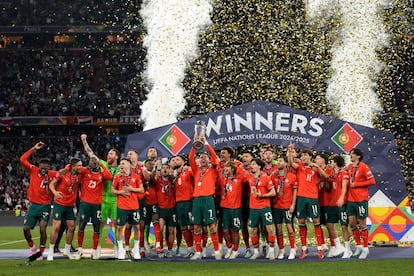 Cristiano Ronaldo celebra el título de la Nations League con sus compañeros de equipo tras ganar la final entre Portugal y España en el Allianz Arena de Múnich.