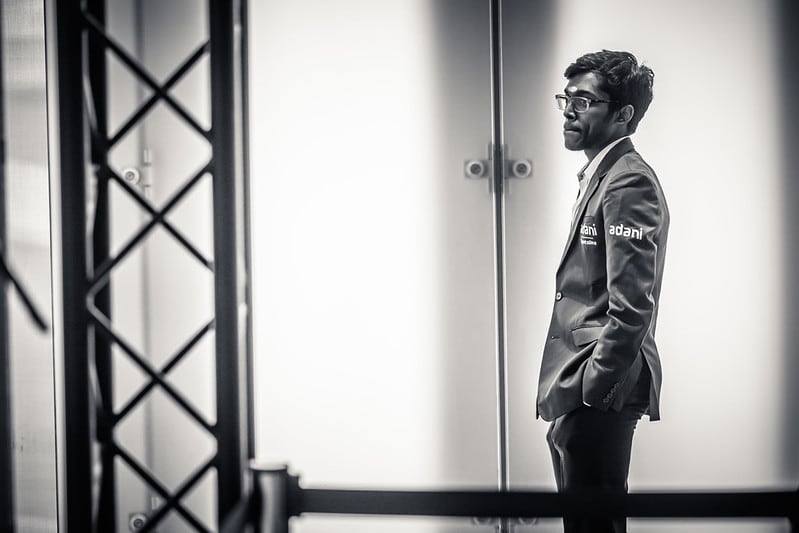 Praggnanandhaa mira desde lejos su partida contra Carlsen este martes en Oslo