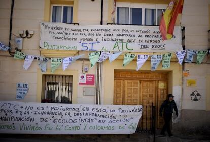 Pancartas en el Ayuntamiento de Villar de Ca&ntilde;as a favor de la instalaci&oacute;n del almac&eacute;n nuclear.