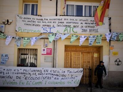 Pancartas en el Ayuntamiento de Villar de Ca&ntilde;as a favor de la instalaci&oacute;n del almac&eacute;n nuclear.