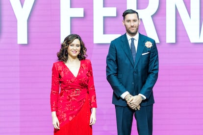 La presidenta de la Comunidad de Madrid, Isabel Díaz Ayuso, entrega la distinción al jugador de baloncesto Rudy Fernández.