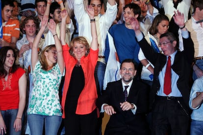 En el centro, Esperanza Aguirre hace la ola junto a Mariano Rajoy y Alberto Ruiz-Gallardón, en el inicio de la campaña del PP para las elecciones autonómicas y municipales de 2007, en mayo de ese año.